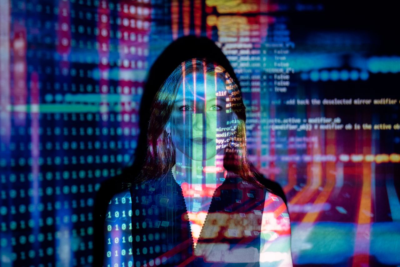 Pessoa com projeção de código digital representando tecnologia