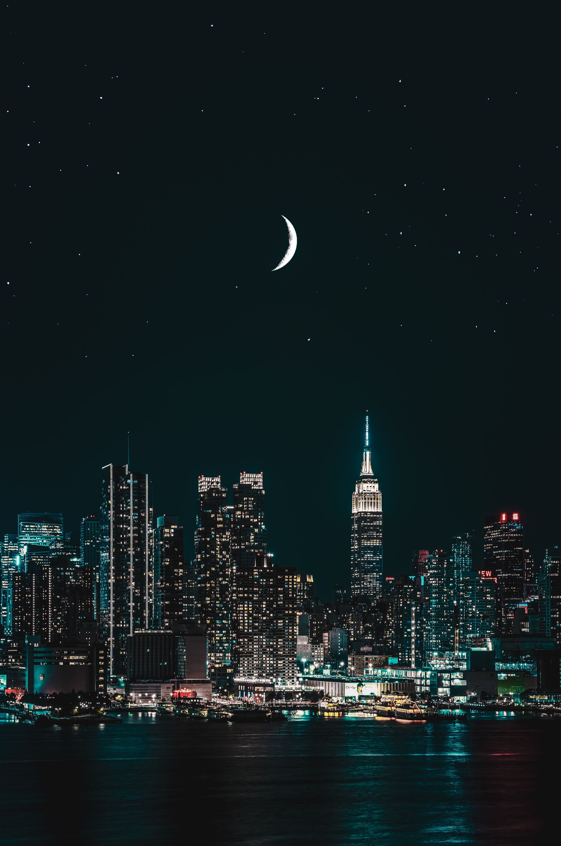 Vista noturna de uma cidade iluminada